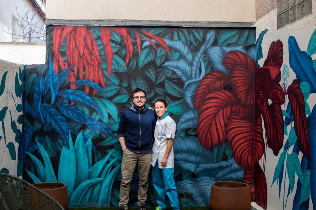 Le patio du cabinet de Carole Girard réalisé par l'artiste grapheur Clément BODOT